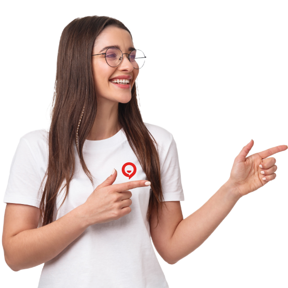 mujer sonriendo señalando