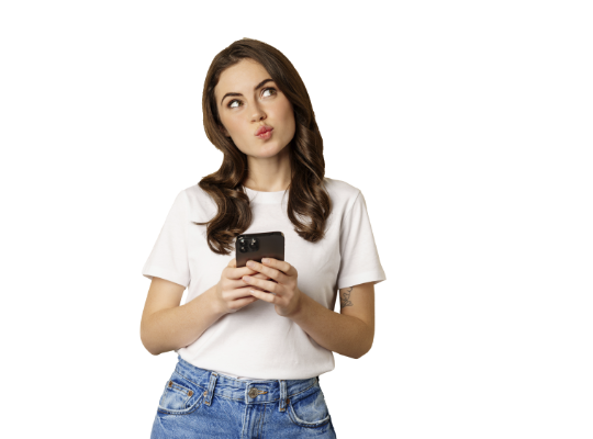 mujer usando su celular
