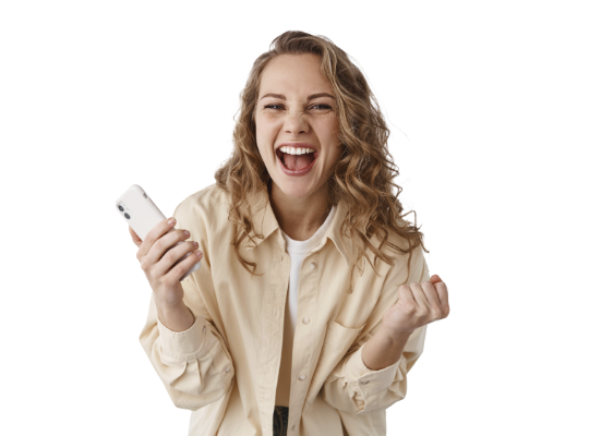 mujer feliz celebrando