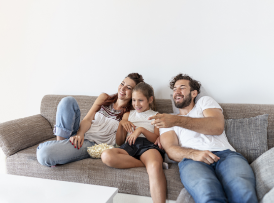familia viendo tv