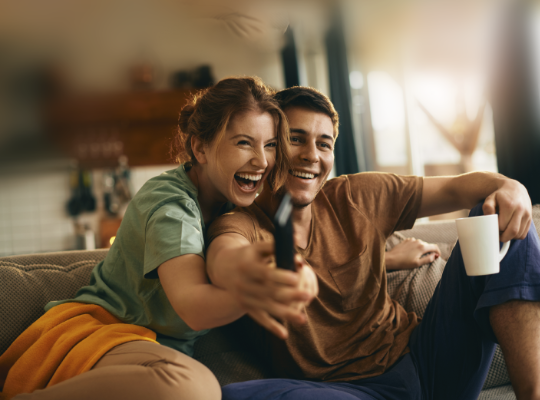pareja feliz viendo tv